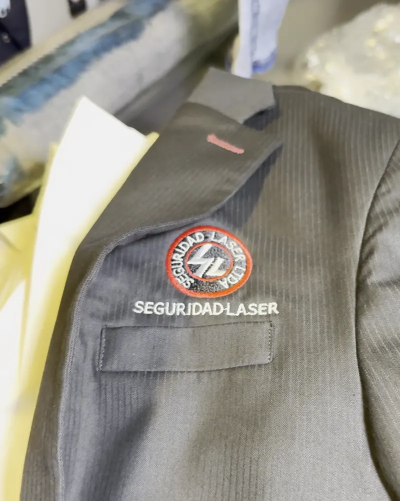 Uniforme de empresa de seguridad con parche bordado, procesado por Laval
