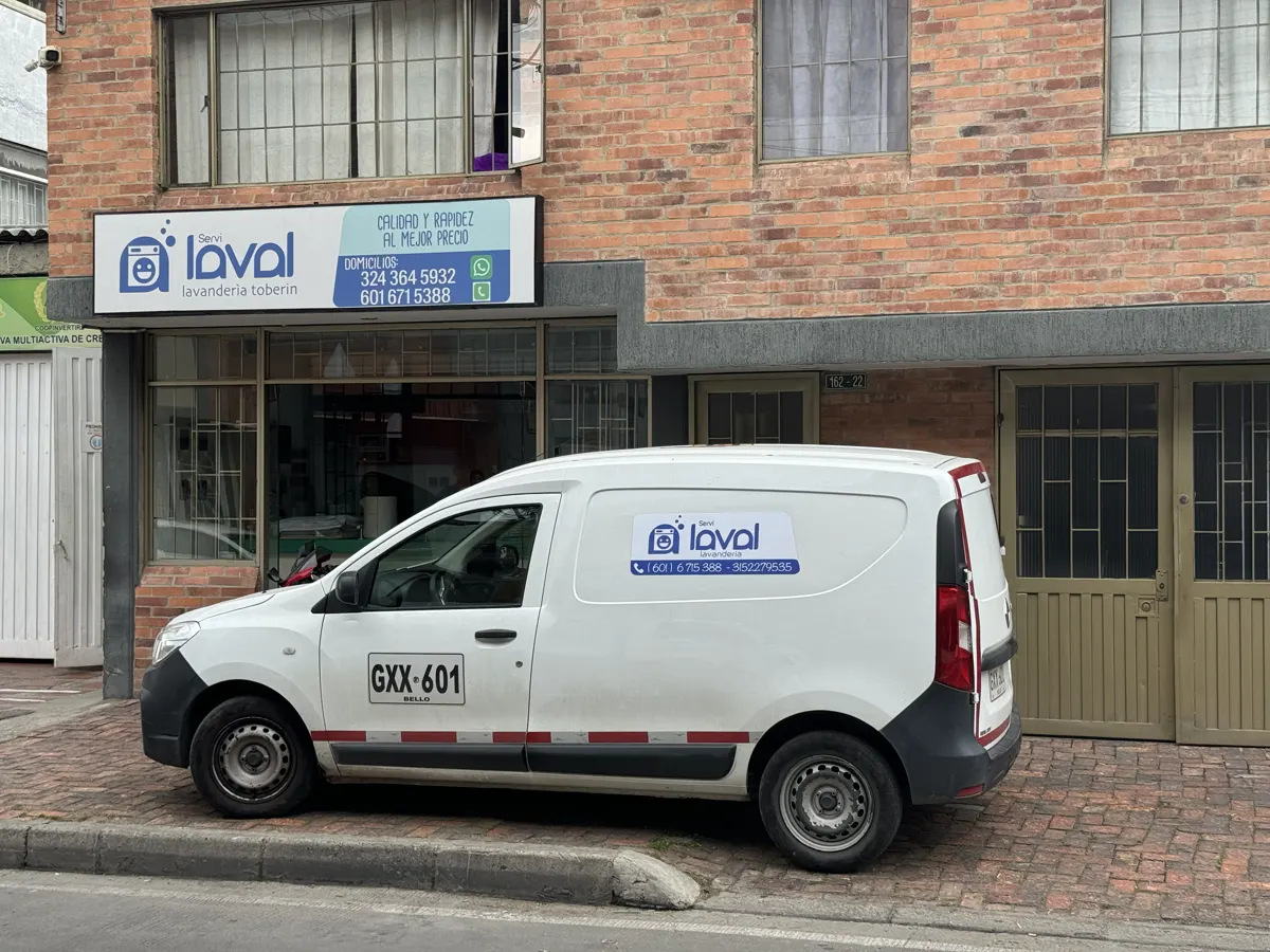 Fachada de la sede de Laval en la Cra. 18a #162-22, Usaquén, con la camioneta de domicilios