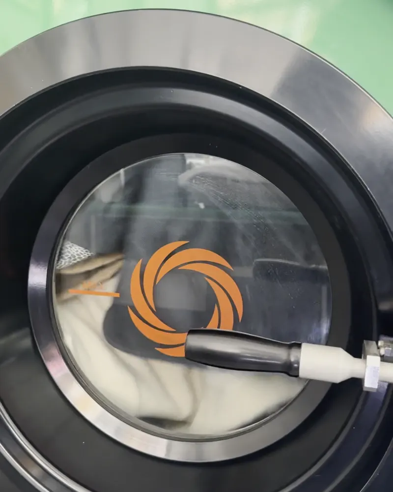 Máquina de lavado en seco procesando prendas en la tintorería de Laval